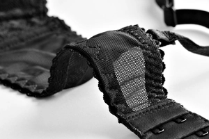 Détail de la maille hexagonale fine et de la dentelle festonnée sur lingerie noire élégante