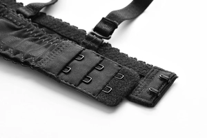 Détail de soutien-gorge en dentelle noire avec agrafage à trois rangs et tissu mesh