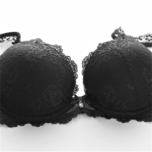 Ensemble soutien-gorge en dentelle noire avec broderie florale et pendentif en cristal