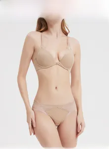 Vista dettagliata del set di lingerie in pizzo beige con chiusura frontale e ricami
