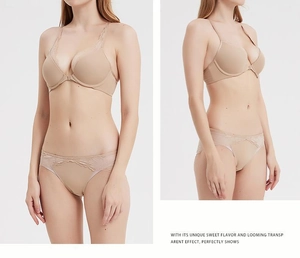 Dettagli di un set di lingerie in pizzo beige con chiusura frontale e slip abbinato