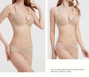Vista frontale del reggiseno in pizzo color nudo con gancio anteriore e slip coordinati