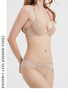 Dettaglio del set di lingerie in pizzo nudo con reggiseno a fibbia anteriore e slip