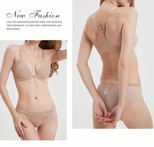 Vista dettagliata del set di lingerie in pizzo con chiusura frontale e design racerback