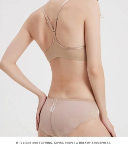 Set lingerie in pizzo con chiusura anteriore e design posteriore a Y in tonalità nude