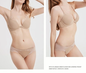 Reggiseno in pizzo con chiusura frontale e slip abbinati in tessuto beige traspirante