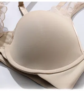 Vista dettagliata delle coppe lisce beige 3D con delicato bordo in pizzo sulla spallina