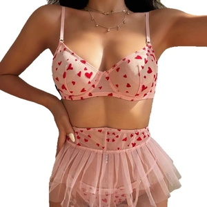 Set lingerie rosa con stampa a cuori, reggiseno in mesh e gonna con volant
