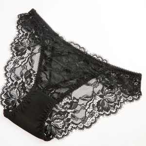 Détail d'une culotte en dentelle florale noire avec des bords en dentelle délicats et raffinés