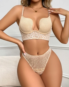 Dettaglio del set lingerie beige con scollo a U con rete a nido d'ape e stampa animalier