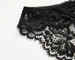 Détails de la dentelle à cils florale noire et du motif délicat en maille hexagonale