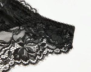 Vue macro détaillée de dentelle noire avec bordure en cils fine pour lingerie
