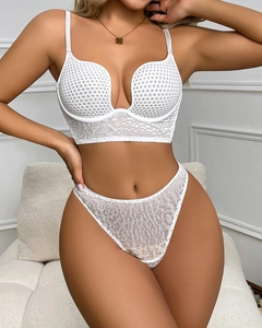 Dettaglio reggiseno in rete bianca con scollo a U profondo e pizzo con motivo leopardato