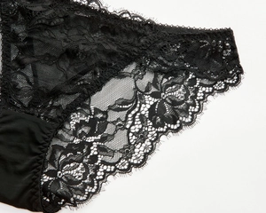Détail de la dentelle brodée florale noire et de la bordure cil sur cette culotte