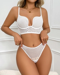 Dettaglio del set lingerie in pizzo leopardato bianco con reggiseno a U e perizoma