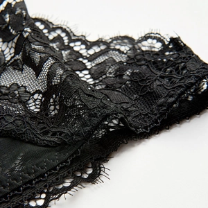 Gros plan sur la dentelle de cils noire et les détails complexes de la maille crochetée