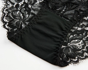 Gros plan détaillé de la dentelle florale et couture de qualité sur cet ensemble noir