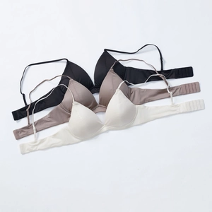 Lot de trois soutiens-gorge sans coutures ni armatures en noir, taupe et beige