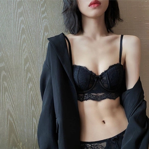 Ensemble lingerie dentelle française sans bretelles noir avec bordure fleurie