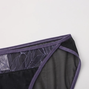 Culotte en dentelle avec mesh respirant et broderies violettes au design taille basse