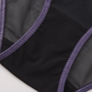 Culotte sexy en dentelle noire style français avec bordure violette et coutures zigzag
