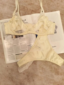 Ensemble de lingerie en satin style français avec détails en dentelle crème et broderies