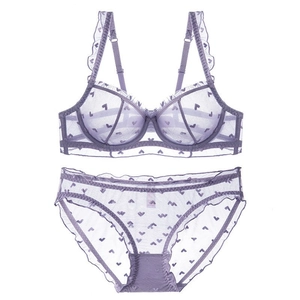 Dessous-Set aus französischer Spitze in Hellviolett mit Herzmuster und Rüschenträgern