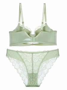 Detailansicht von hellgrünem Spitzen-Dessous-Set mit transparentem Blumenmuster und Trägern