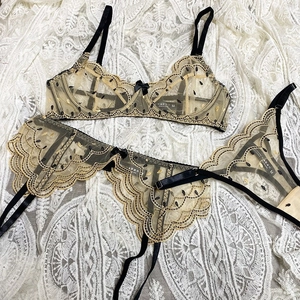 Completo intimo tre pezzi in pizzo champagne e nero con ricami e rete trasparente