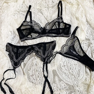 Completo intimo 3 pezzi in pizzo nero con reggiseno senza ferretto e reggicalze regolabile