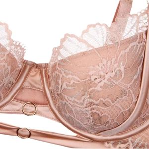 Soutien-gorge en dentelle française rose chair avec satin et anneaux dorés
