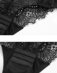 Dettaglio lingerie in pizzo con chiusura sicura a tre file di ganci in metallo