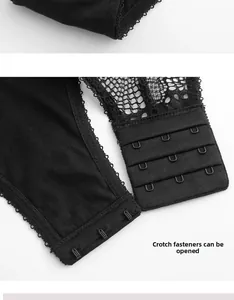 Dettaglio della chiusura del cavallo con ganci in metallo su lingerie in pizzo nero