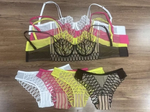 Ensembles de lingerie en dentelle brodée en blanc, rose, jaune et marron à plat