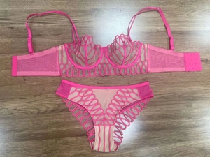 Ensemble lingerie en dentelle rose vif avec broderie géométrique et bretelles réglables