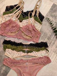 Dettaglio di completi intimi in pizzo con ricamo floreale e tessuto a rete trasparente