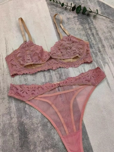 Dettaglio flat lay del set di lingerie in pizzo lavanda con reggiseno e perizoma in mesh morbido