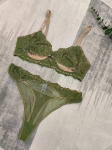 Dettaglio dell'anteprima del set intimo in pizzo verde oliva con ricami e spalline