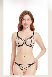 Vue détaillée d'un ensemble de lingerie en dentelle beige avec des nœuds noirs
