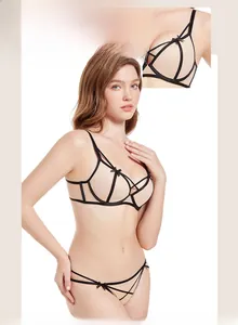 Détail d'un ensemble de lingerie en dentelle française avec liserés noirs