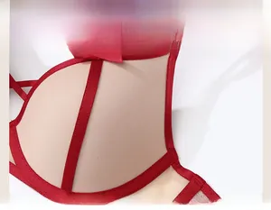 Gros plan détaillé d'un soutien-gorge en dentelle bordeaux avec nœud et broderie beige