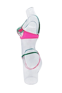 Dettaglio del ricamo floreale e della trama satinata sul set di lingerie rosa e verde
