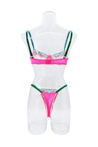 Dettaglio del ricamo floreale rosso su set lingerie in tulle trasparente e raso