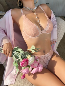 Détails de l'ensemble de lingerie en dentelle florale rose avec broderie et peignoir