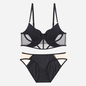 Set lingerie sexy in rete nera con reggiseno con ferretto e perizoma coordinato con stecche