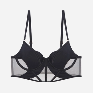 Détail du soutien-gorge noir avec empiècements en résille et boucles dorées chic