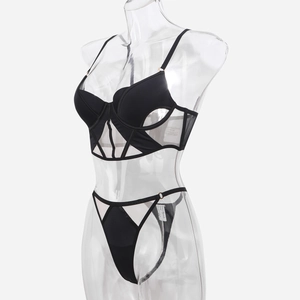 Vista dettagliata del set di lingerie in mesh nero e ecopelle con design a intaglio
