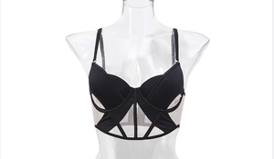 Détail de soutien-gorge en maille noire avec découpes géométriques et armatures de maintien