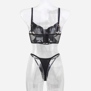 Dettaglio posteriore del reggiseno in rete nera con chiusura a quattro file di ganci