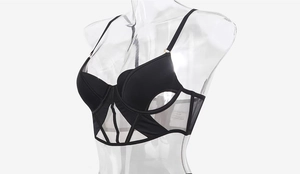 Détail du bustier noir en résille avec fines bretelles et structure en V à baleines